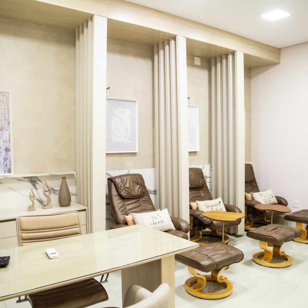 Sala de terapias injetáveis com poltronas reclináveis